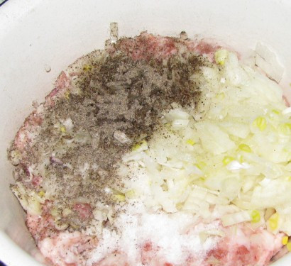 1. Этап. Беляши с мясом на сковороде: В фарш добавляем соль, перец и измельченный лук.