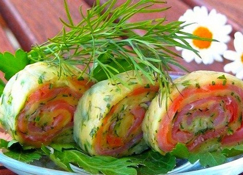 1. Этап. Рулет из сыра: 9. Пленку можно снять и отправить рулет на полчаса в холодильник. Достаем рулет, нарезаем его под углом и подаем к столу. Украсить можно веточкой петрушки и рядом положить свежие овощи.