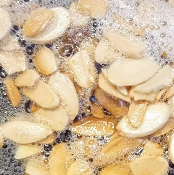 1. Этап. Арбузный гаспачо с миндальным маслом: Разогреть в сковороде оливковое масло, и жарить миндаль до бледно-золотистого цвета. Обвалять в копчёной паприке.