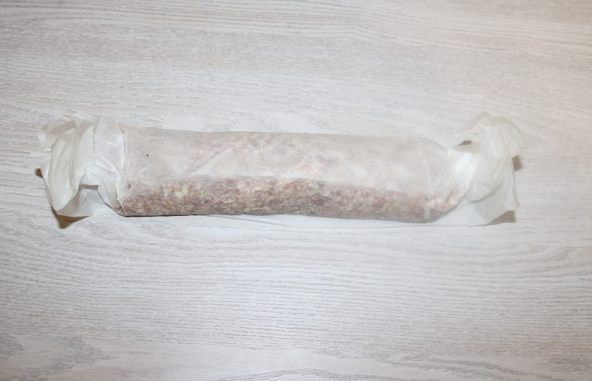 1. Этап. Мясной рулет с ананасами: Заверните рулет в пекарскую бумагу. Отправьте в разогретую до 180 градусов духовку на 40 минут.