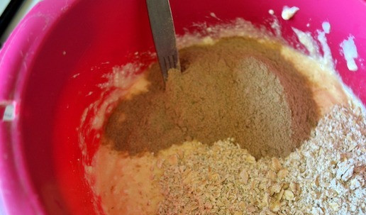 1. Этап. Хлеб творожный низкоуглеводный: Овсяные хлопья измельчить. Добавить овсяную муку и псилиум к творожной массе. Перемешать.