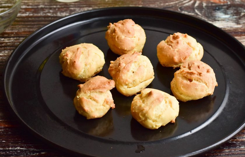 1. Этап. Профитроли с ванильным кремом: Отправьте профитроли в разогретую до 190 градусов духовку на 20-30 минут.