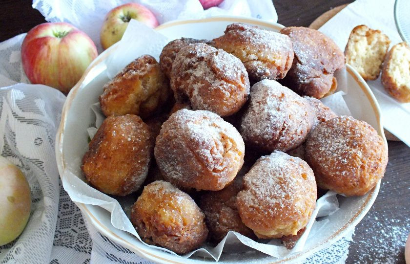 1. Этап. Творожные пончики с яблоком: Готовые пончики посыпьте сахарной пудрой и подавайте к столу. Приятного аппетита!