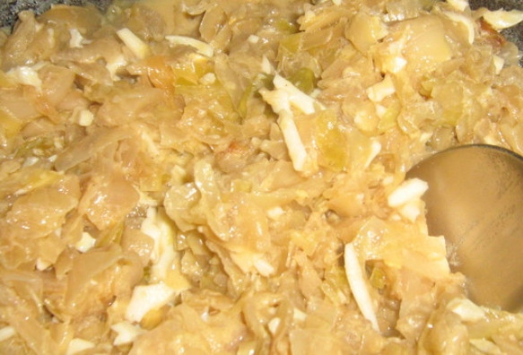 1. Этап. Бабушкины пирожки (самые вкусные): Приготовим начинку. Разогреваем в сковороде растительное масло и обжариваем нашинкованную капусту с измельченным луком до золотистого цвета. Солим и перчим по вкусу, а в конце добавляем порезанные кусочками вареные яйца.