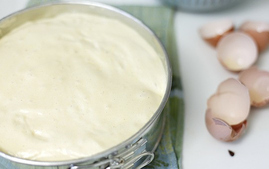 1. Этап. Шарлотка с карамелизированными яблоками: Залейте яблоки тестом.