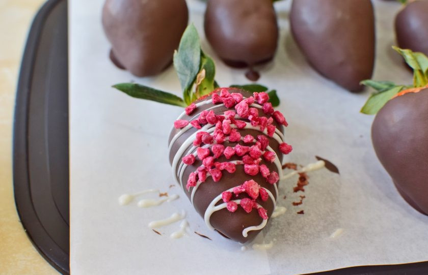 1. Этап. Клубника в бельгийском шоколаде: Дополнительно можно взять посыпку или сублимированные ягоды.