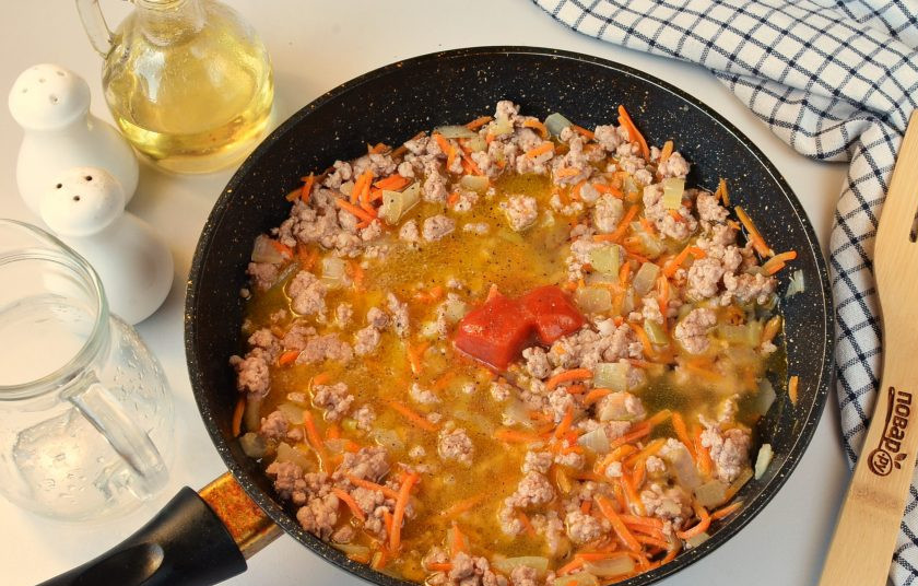 1. Этап. Картофель с фаршем: Добавьте томатную пасту, воду, соль, перец, перемешайте.