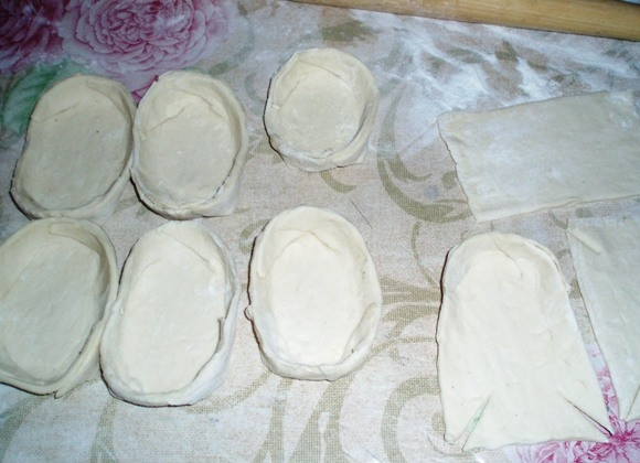 1. Этап. Жюльен в слоеном тесте: Придайте тесту форму корзиночек.