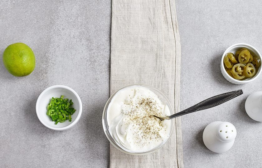 1. Этап. Сметанный соус к рыбе: Смешайте майонез со сметаной, посолите по вкусу и присыпьте черным перцем. Перемешайте.