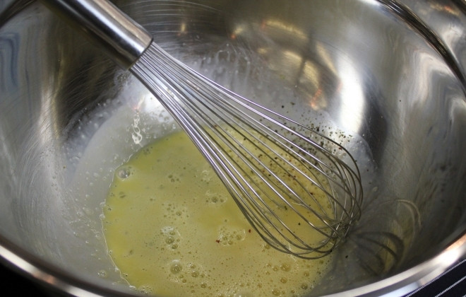 1. Этап. Кляр для рыбы с водкой: Также добавляем соль и перец.