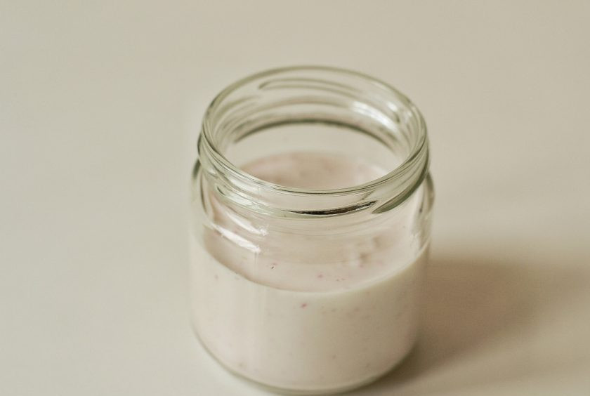 1. Этап. Постный йогурт в домашних условиях: Соедините растворенные пробиотики с кокосовым молоком. Перелейте в чистую и стерилизованную баночку, накройте марлей или плотной хлопковой тканью. Уберите в теплое место (не выше 40 градусов) на 12-48 часов. Можно использовать духовку, йогуртницу или мультиварку на режиме 