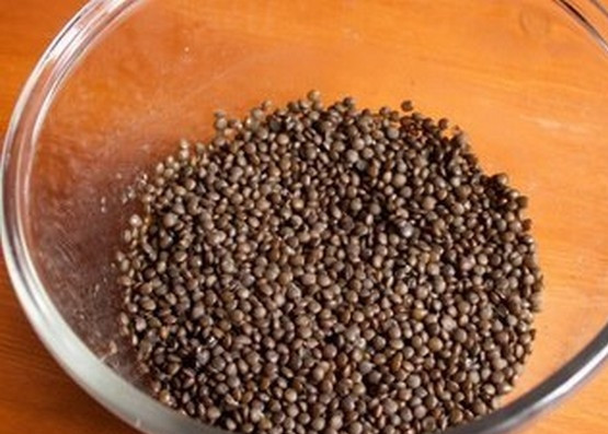 1. Этап. Салат с чечевицей и фетой: Чечевицу варите в кастрюле с подсоленной водой, на это уйдёт примерно 20 минут. Когда чечевица будет готова, слейте воду. Оставьте чечевицу остывать примерно на 20 минут. Холодную чечевицу переложите в салатницу.