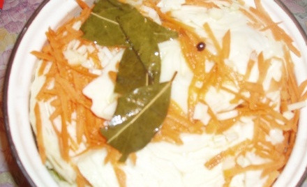 1. Этап. Маринованная капуста на скорую руку: 5. Выкладываем ингредиенты слоями, заливаем охлажденным маринадом и - под пресс на сутки.