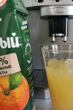 1. Этап. Бамбл кофе: Наливаем апельсиновый сок. Здесь тоже поле для экспериментов. В одном заведении мне предложили с вишневым. С гранатовым тоже готовят.