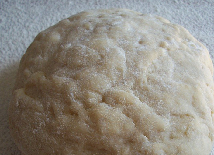 1. Этап. Пирожки бомбочки с помидорами: 1. Из муки, воды и масла замесим тесто. Добавим соль и сахар, перемешаем. Делим тесто на две части, поместим пока в холодильник.