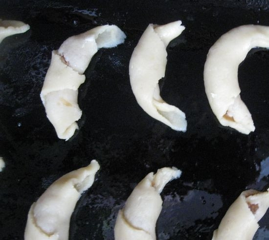 1. Этап. Рогалики (рецепт без дрожжей): 4. Выкладываем заготовки на подготовленный противень.