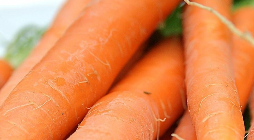 1. Этап. Салат из тёртой моркови: Помойте и почистите морковь.