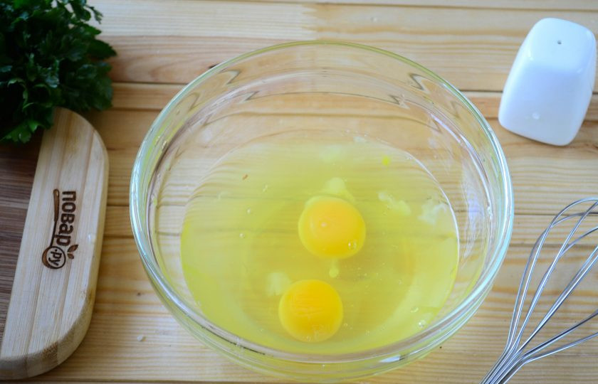 1. Этап. Белковый торт с куриной грудкой для сушки: Разбейте яйца, разделяя на белки и желтки, целых яиц понадобится всего два, от остальных берите только белки.