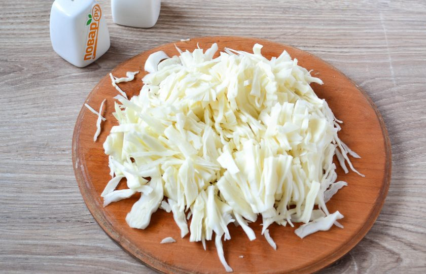 1. Этап. Чечевица с капустой: Мелко нашинкуйте капусту ножом или с помощью специальной терки для шинковки.