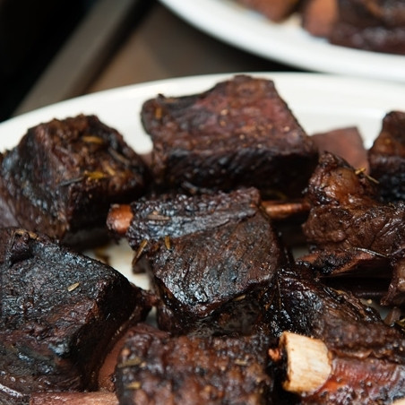 1. Этап. Тушеные говяжьи ребрышки: 9. Готовые говяжьи ребрышки будут практически падать с кости. Подавайте их с картошкой, рисом или овощами. Приятного аппетита!