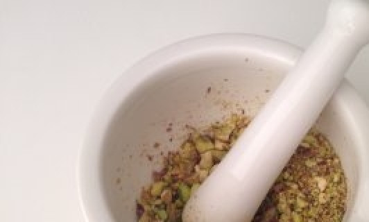 1. Этап. Греческое тесто Катаифи: Измельчите 35г фисташек и грецких орехов с корицей и 50г сахара.