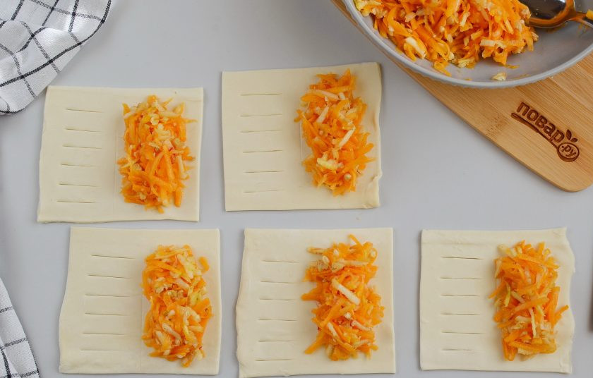 1. Этап. Тыква в слоеном тесте: С другой стороны выложите начинку, не жалейте тыквы, я добавляла по 3 ст.л. начинки, главное, старайтесь отступить от края по 5 мм.