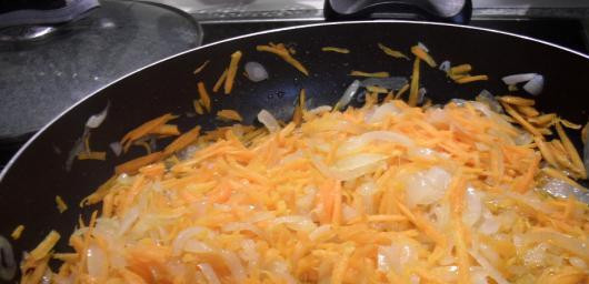 1. Этап. Баклажаны по-грузински маринованные: 4. Морковку режем соломкой или трем на крупной терке, затем обжарим вместе с луком на растительном масле.