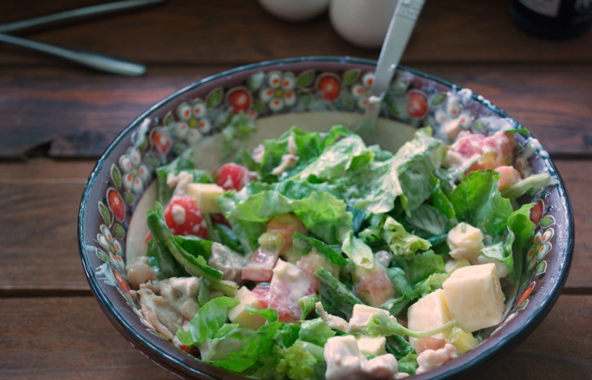 1. Этап. Салат с фетаской и курицей: Салат заправить йогуртом. Добавить соль и специи.