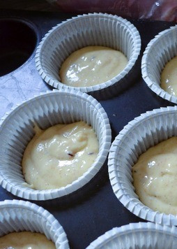 1. Этап. Котлеты в кексе: Разложить по 1,5 ст. л. теста в формочки. Удобно использовать бумажные капсулы.