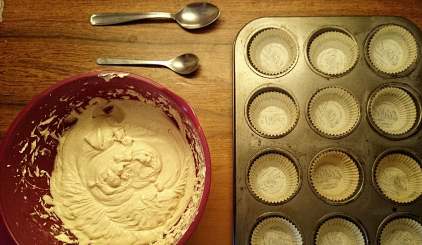 1. Этап. Новогодние капкейки Зимняя сказка: В форму для кексов выложите еще бумажные формы и наполните тестом на треть (по столовой ложке приблизительно).