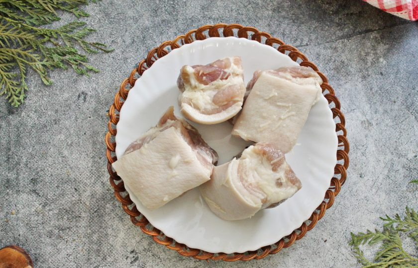 1. Этап. Сало в рассоле: Спустя время сало достаньте из рассола, натрите оставшимся измельченным чесноком и положите в пакет.