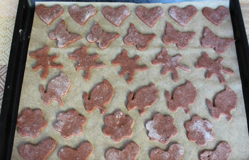 1. Этап. Пряники без меда: Заготовки выкладываем на противень покрытый пекарской бумагой. Выпекаем в духовке при температуре 180-190 градусов 15 минут.