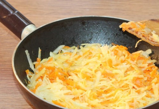 1. Этап. Куриные котлеты на кабачковой подушке: 5. Трем на крупной терке картофель и выкладываем в сковороду, обжариваем минуты 2, но не до готовности. Снимаем зажарку с плиты.