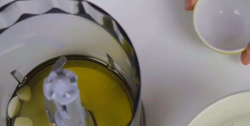 1. Этап. Салат из кабачков под зеленой заправкой: 3. Остывшие кабачки разрежьте на три части. В чаше блендера смешайте оливковое масло, молодой чеснок, нарезанную зелень, соль, лимонный сок и мед. Тщательно смешайте в течение минуты.