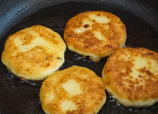 1. Этап. Сырники из адыгейского сыра: 6. На сковороде с небольшим количеством растительного масла (можно добавить также сливочное) обжарьте сырники с двух сторон до румяной корочки.