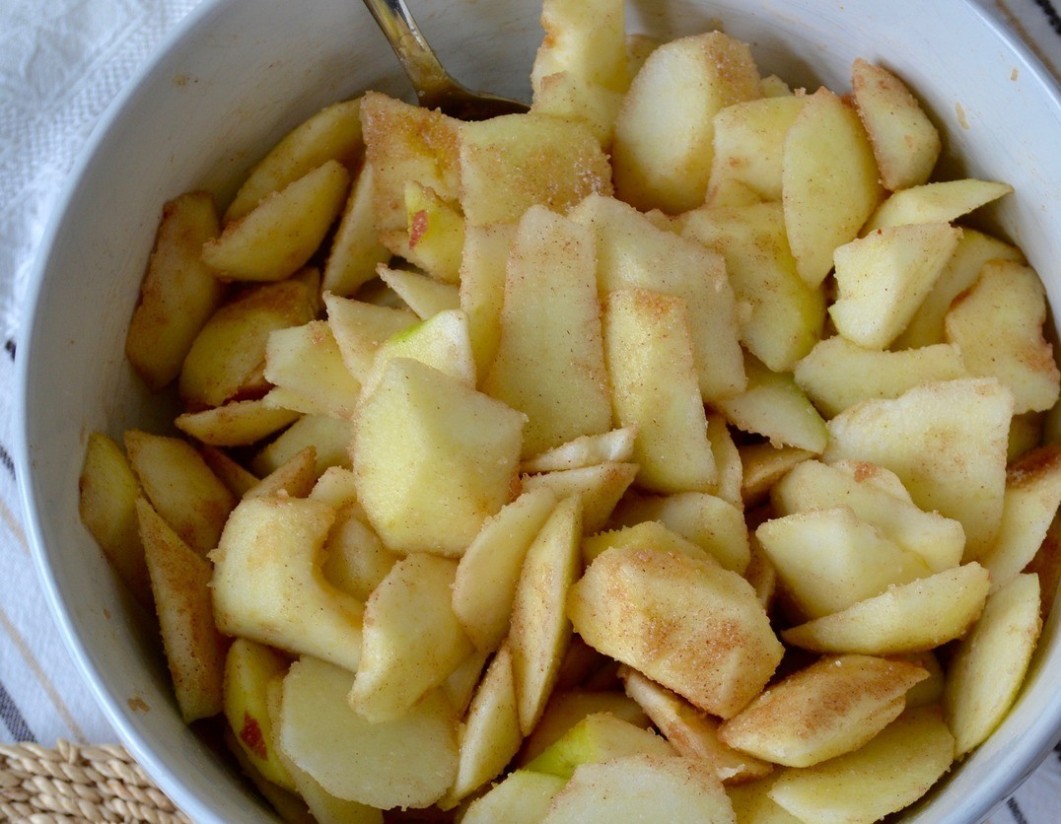 1. Stage. Apple dessert Fancy: Add the mixture of dry ingredients to the apples and mix well. Set aside for a few minutes...