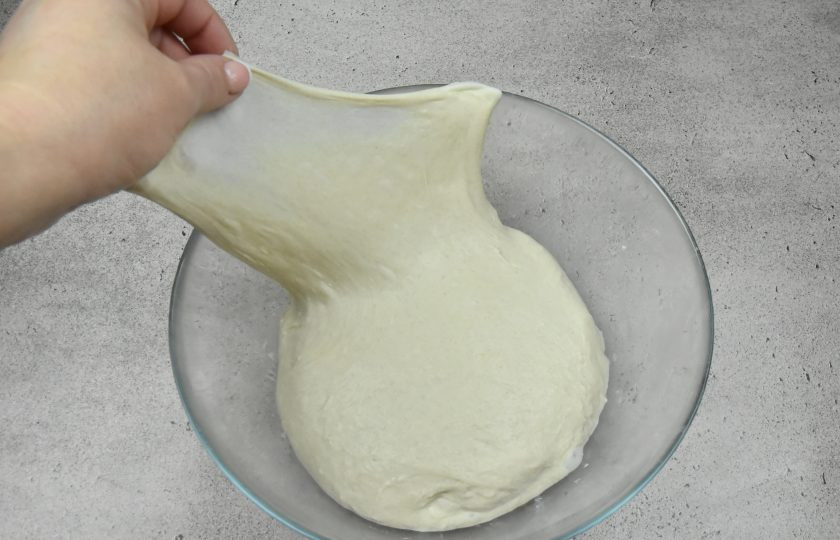 1. Этап. Ремесленный хлеб: Готовое тесто не липнет к рукам и поверхности, гладкое и слегка блестящее. Оно хорошо растягивается и не рвется.