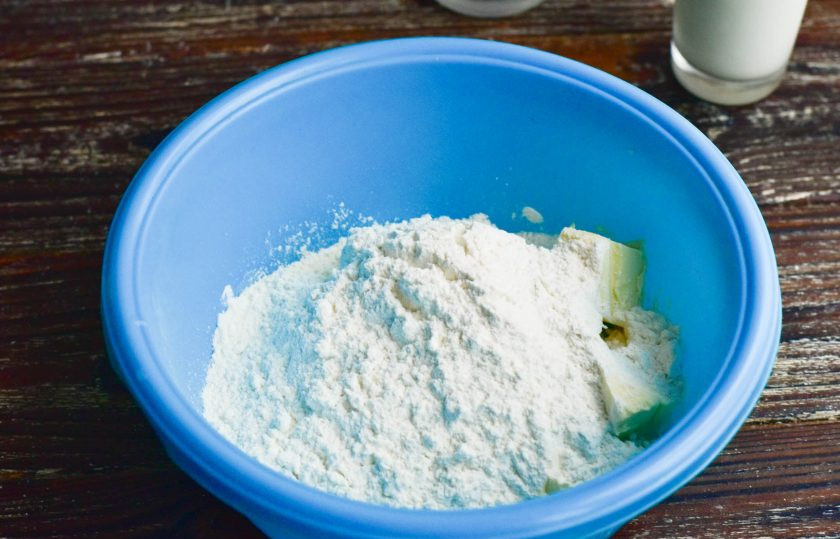 1. Этап. Тарталетки с бананом: Теперь добавьте соду, которую погасите уксусом и всыпьте частями муку высшего сорта.