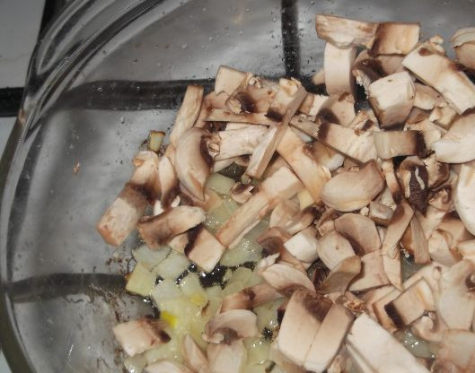 1. Этап. Диетический суп-пюре из овощей: 2. Припускаем немного мелко нарезанные лук и грибы на растительном масле. Важно не жарить их, а немного припустить на минимальном количестве растительного масла.