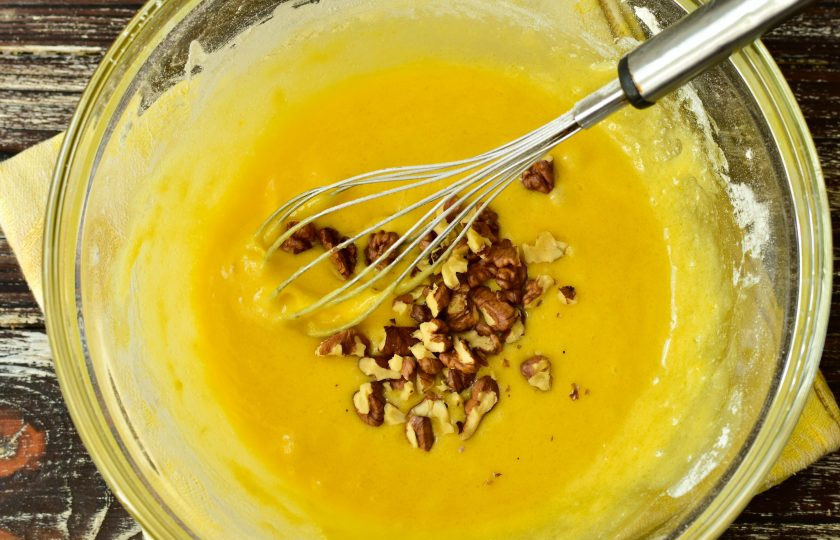 1. Этап. Капкейки с орехами: Хорошо перемешайте тесто, добавьте грецкие орешки. Снова перемешайте.