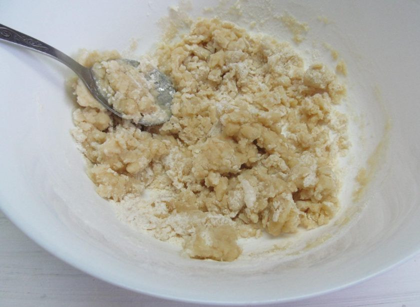 1. Этап. Пирожки из заварного теста с тунцом: Уже немного остывшее тесто замесите руками. Тесто замешивается очень быстро.