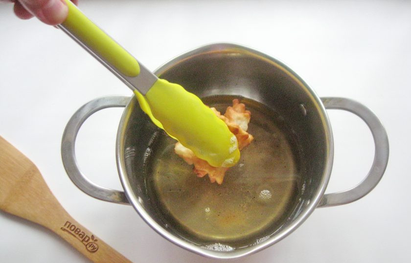 1. Этап. Урама: В кастрюлю с толстым дном налейте рафинированное подсолнечное масло и хорошо его нагрейте. Выкладывайте заготовку и сразу же поддерживайте щипцами, чтобы тесто не развернулось в ленту. Так как в процессе жарки тесто раздувается.