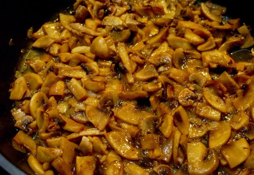 1. Этап. Салат из консервы: 3. К луку отправляем грибы и жарим до готовности. Можно немного посолить и приправить специями.