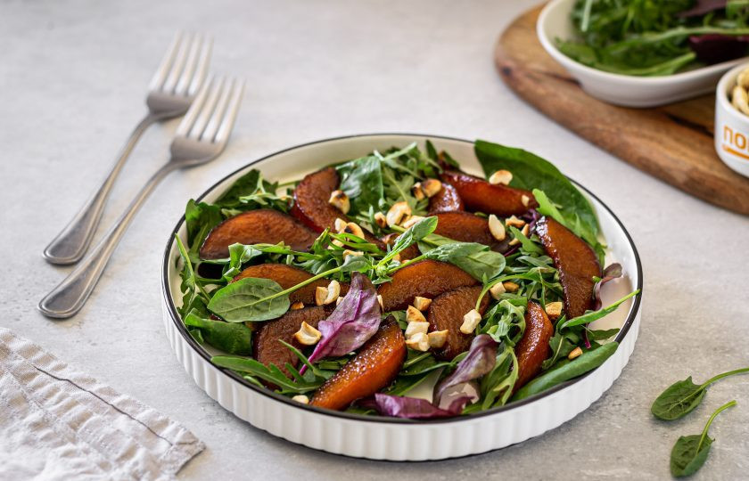 1. Этап. Салат из шпината с грушей: Сверху выложите ломтики груши и кешью. Приправьте солью и черным молотым перцем. Салат из шпината и груши готов, приятного вам аппетита!