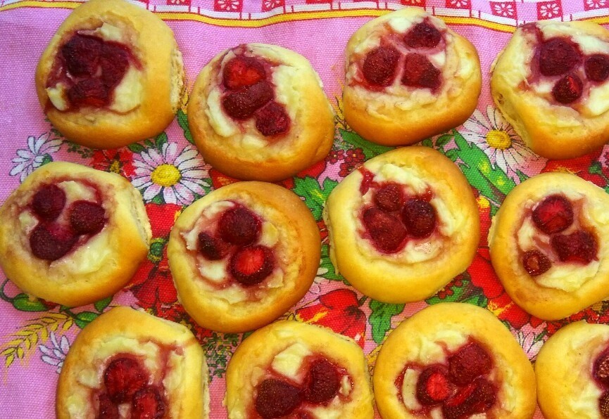 1. Stage. Scones with pudding and strawberries: Bake in a preheated 180 degree oven for about 25 minutes.