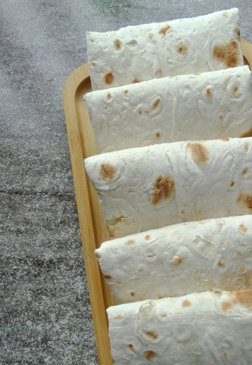 1. Этап. Конвертики из лаваша инди-пикник: Так сделать со всей начинкой.