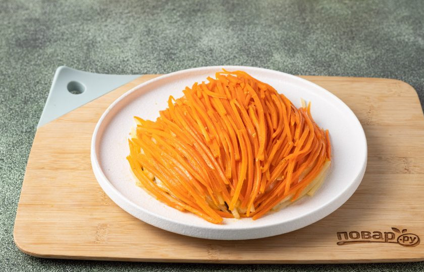 1. Этап. Овощной салат Дыхание Дракона: Затем слой из моркови. Он должен перекрывать остальные слои. Из отдельных полосок моркови сделайте языки пламени.