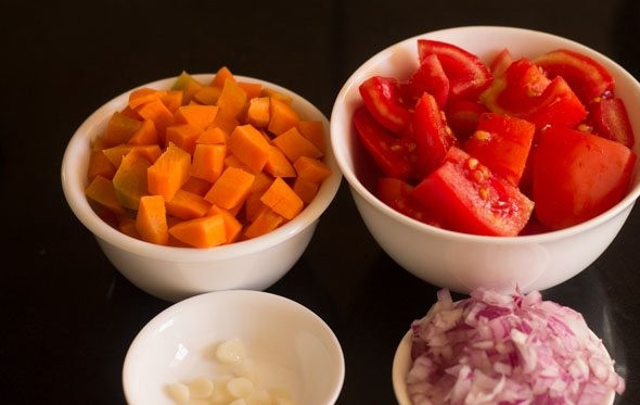 1. Этап. Томатно-морковный суп: 1. Вымойте, обсушите, очистите и измельчите морковь, лук, помидоры и чеснок.