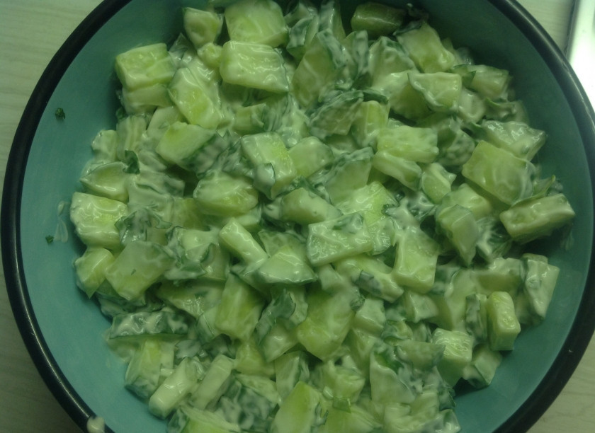 1. Этап. Салат весенний вечер: Выложить на крабовые палочки в миску