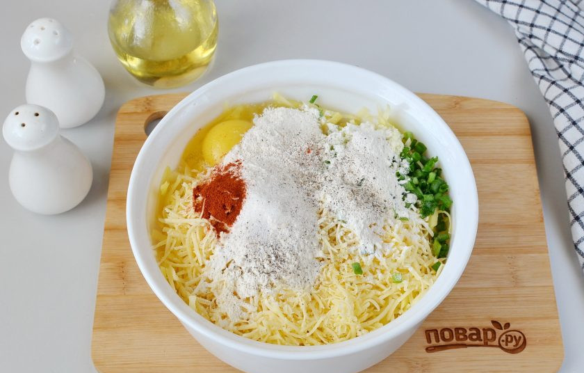 1. Этап. Вкусные картофельные драники: Добавьте муку, паприку, соль, перец черный молотый.